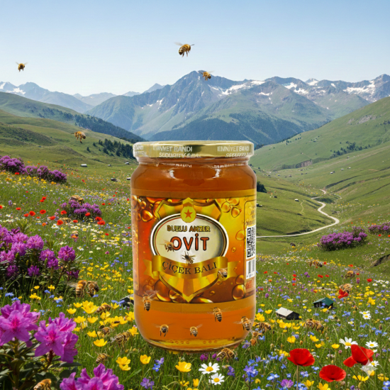 Ovit Yaylası çiçekleri ve uçuşan aralar eşliğinde doğal Ovit Çiçek Balı kavanozu